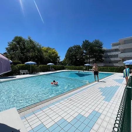Lovely For Poolside Lovers Апартаменти